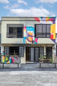 un edificio con una pintura a un lado. en Ventiuna Hotel y Coliving, en Pereira