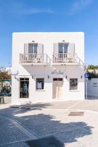 un edificio blanco al costado de una calle en Cozy Brand New Studio in the heart of Naousa, en Naousa