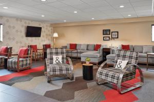 a waiting room with chairs and a couch at Four Points by Sheraton Milwaukee Airport in Milwaukee