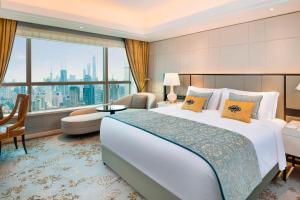 Postel nebo postele na pokoji v ubytování The St. Regis Shanghai Jingan