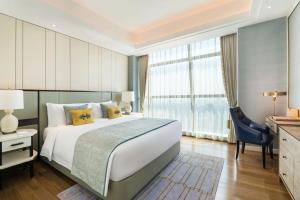 Postel nebo postele na pokoji v ubytování The St. Regis Shanghai Jingan
