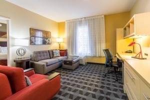 um quarto de hotel com um sofá e uma sala de estar em TownePlace Suites Dayton North em Dayton