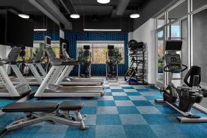 un gimnasio con cintas de correr elípticas y máquinas de correr en Aloft Houston Shenandoah - The Woodlands en Shenandoah