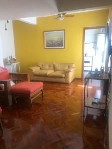 sala de estar con sofá y mesa en Corazón de Mendoza en Mendoza