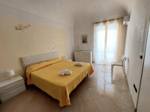 een slaapkamer met een bed met twee handdoeken erop bij Casa Ortigia in Siracusa