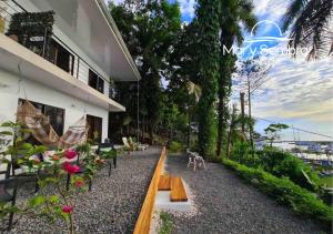 奎波斯城的住宿－Mar y Sombra Villas，水景房屋 - 带长凳