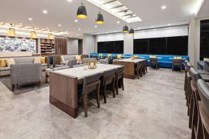 Posezení v ubytování SpringHill Suites by Marriott Escondido Downtown