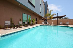 Bazén v ubytování SpringHill Suites by Marriott Escondido Downtown nebo v jeho okolí
