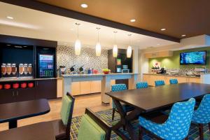 un restaurante con mesa y sillas y un bar en TownePlace Suites by Marriott Lexington South/Hamburg Place en Lexington