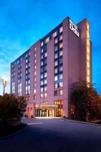 un bâtiment d'hôtel avec un panneau à l'avant dans l'établissement Delta Hotels by Marriott Sherbrooke Conference Centre, à Sherbrooke