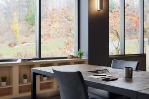 comedor con mesa, sillas y ventanas en Delta Hotels by Marriott Sherbrooke Conference Centre, en Sherbrooke
