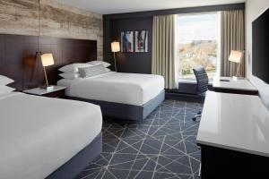 pokój hotelowy z 2 łóżkami i oknem w obiekcie Delta Hotels by Marriott Sherbrooke Conference Centre w mieście Sherbrooke