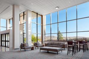 Posezení v ubytování Delta Hotels by Marriott Sherbrooke Conference Centre