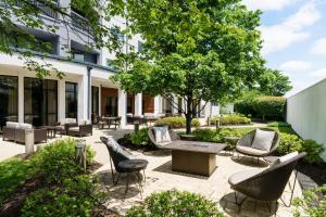 un patio con sedie, tavolo e albero di Courtyard by Marriott Philadelphia Montgomeryville a North Wales