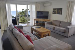 Televízia a/alebo spoločenská miestnosť v ubytovaní Beachside Holiday Apartments