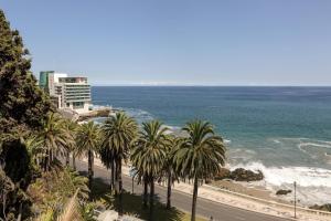 vistas a una playa con palmeras y al océano en Sheraton Miramar Hotel & Convention Center, en Viña del Mar