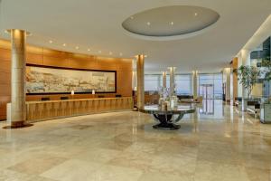 um lobby com uma mesa no centro de um edifício em Sheraton Miramar Hotel & Convention Center em Viña del Mar mais 37 fotografias