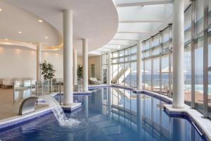 - une piscine avec une fontaine dans le hall de l'hôtel dans l'établissement Sheraton Miramar Hotel & Convention Center, à Viña del Mar
