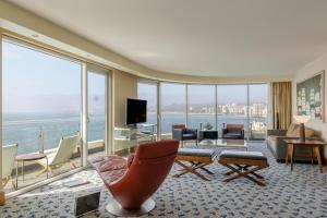 sala de estar con vistas al océano en Sheraton Miramar Hotel & Convention Center, en Viña del Mar