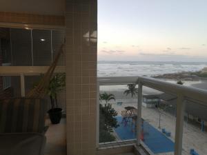 balcón con vistas a la playa y al océano en Apartamento, ampla sacada com vista para o mar!, en Itanhaém