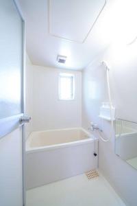 baño blanco con ducha y lavamanos en コーポセキヤ / Corp Sekiya, en Itoigawa