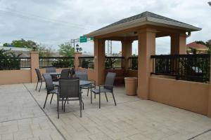 un patio con cenador, mesas y sillas en Fairfield Inn & Suites Houston Channelview en Channelview