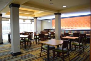 comedor con mesas y sillas en Fairfield Inn & Suites Houston Channelview, en Channelview