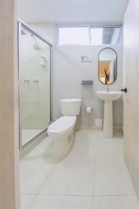 Ένα μπάνιο στο Ventiuna Hotel y Coliving