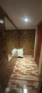 - Baño con 2 aseos en una habitación en Alojamiento walter en Ezeiza