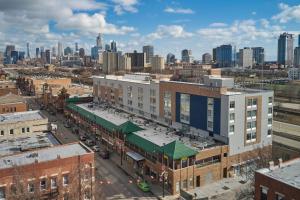 uma vista aérea de uma cidade com edifícios em SpringHill Suites by Marriott Chicago Chinatown em Chicago