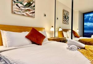 Highrise view 1king1Queen 2baths客房内的一张或多张床位