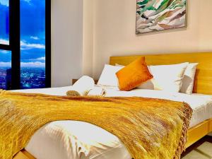 Highrise view 1king1Queen 2baths客房内的一张或多张床位