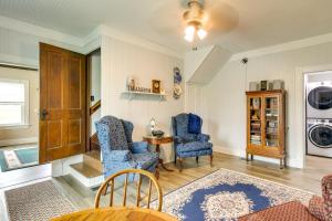 sala de estar con 2 sillas y mesa en Peaceful Country Home in Serene Setting with Yard, en Washington