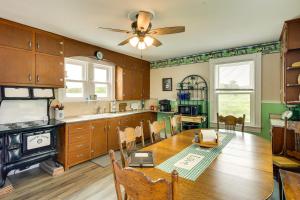 cocina con mesa y ventilador de techo en Peaceful Country Home in Serene Setting with Yard, en Washington