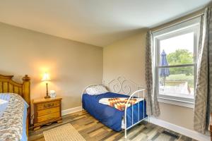 1 dormitorio con cama y ventana en Peaceful Country Home in Serene Setting with Yard, en Washington