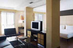 TV a/nebo společenská místnost v ubytování AC Hotel Almería by Marriott