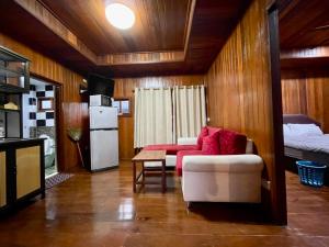 een woonkamer met een bank en een tafel bij Shine of Hill Lamai Koh Samui in Lamai