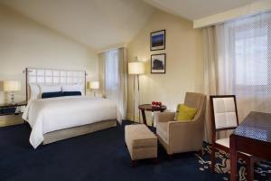 Postel nebo postele na pokoji v ubytování Tsaghkadzor Marriott Hotel