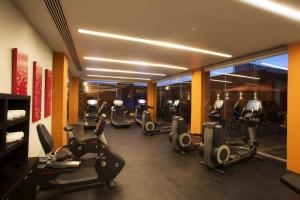 a gym with cardio equipment in a hotel room at Courtyard Toluca Tollocan in Toluca