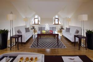 Posezení v ubytování Tsaghkadzor Marriott Hotel
