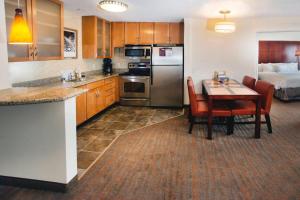 cocina con mesa y habitación con cama en Residence Inn Paducah, en Paducah