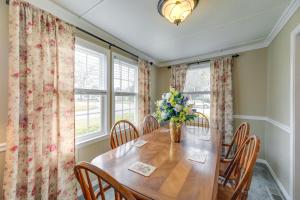 Gallery image of Charming New Bern Cottage with Grill and Fire Pit! in New Bern
