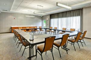 une salle de conférence avec une grande table et des chaises dans l'établissement SpringHill Suites By Marriott Columbia Fort Meade Area, à Columbia