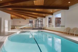 a swimming pool in a house with a wooden ceiling at Delta Hotels by Marriott Helena Colonial in Helena