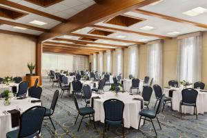 - une salle de banquet avec des tables et des chaises blanches dans l'établissement Delta Hotels by Marriott Helena Colonial, à Helena