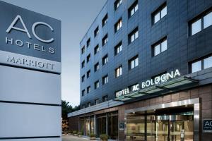 AC Hotel Bologna by Marriott في بولونيا: لافته للفندق امام مبنى