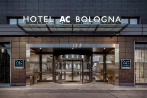 ボローニャにあるAC ホテル ボローニャ ア マリオット ライフスタイル ホテルのホテルの入口