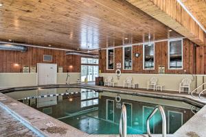 una piscina cubierta en un edificio con techos de madera en Bartlett Townhome with Balcony 1 Mi to Ski Resort!, en Bartlett