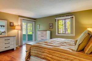 Giường trong phòng chung tại Bartlett Townhome with Balcony 1 Mi to Ski Resort! +31 ảnh