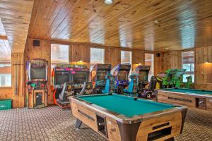 una sala de juegos con mesas de billar y máquinas recreativas en Bartlett Townhome with Balcony 1 Mi to Ski Resort!, en Bartlett